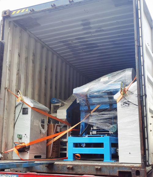 最新の会社ニュース 先週の金曜日,我々の同僚たちは工場で荷物を詰め詰め,荷物を荷乗している.