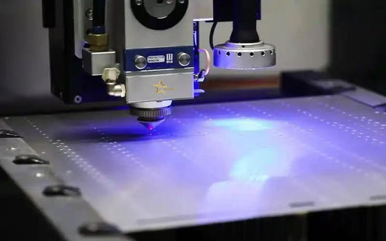 3KW 高功率精密CNCシート金属レーザー切削機 家具機械航空宇宙および電子産業用