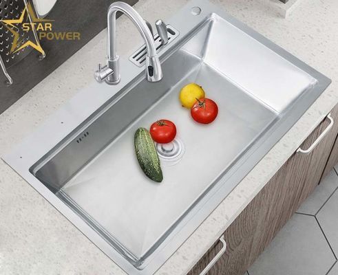 家庭 の キッチン で の ステンレス スチール の 手洗面 槽 の 維持 が 容易 な 状態