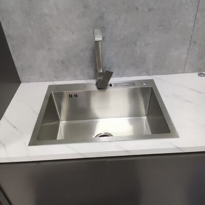 お買い得 食品品種304/316のレジスタンス鋼の商用台所のシンク レストラン用手作りでシームレスで溶接された オンライン