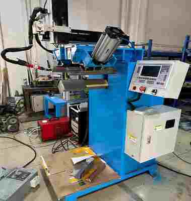 垂直シームおよび底コーナー用の CNC 溶接機 - 特殊溶接機