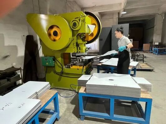手作りシンクの水穴を打つ深喉プレス機