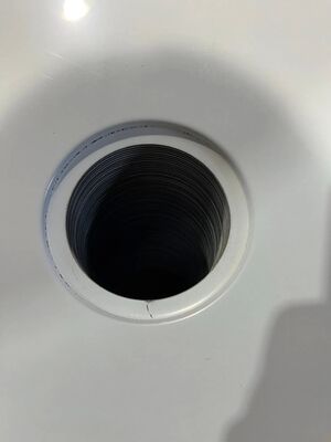 手作りシンクの水穴を打つ深喉プレス機